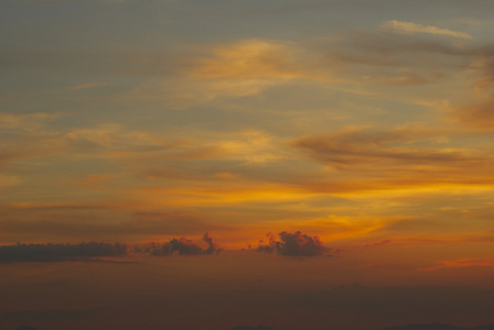 夕阳天空与黄金点燃云彩