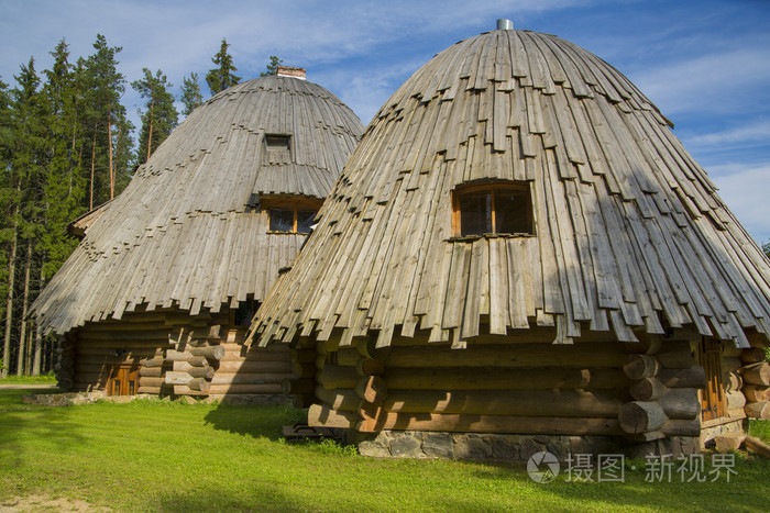 两个有趣的体系结构的房子从木头补交