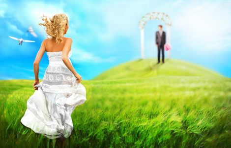 年轻的新娘跑到她的新郎到坛过草地