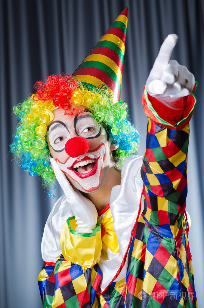 滑稽小丑在工作室拍摄