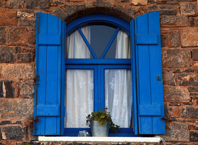 蓝色的窗口和快门，克里特岛，希腊