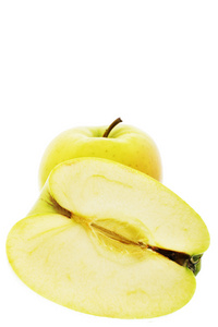 孤立在白色背景上的黄色金湿的苹果