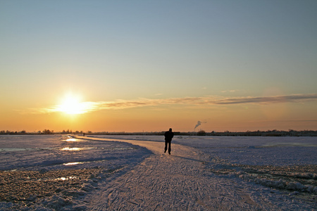 滑冰在农村从荷兰在日落时