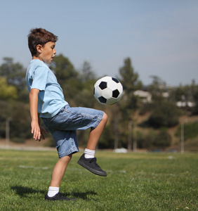 小男孩与足球球