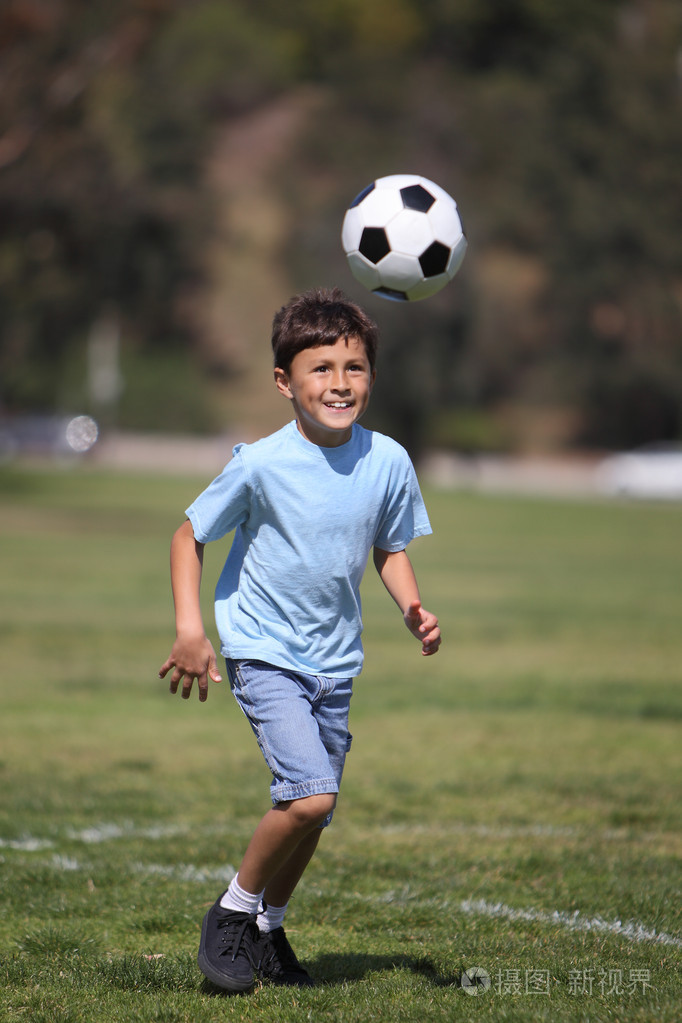小男孩与足球球