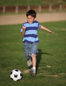 拉丁裔男孩玩足球球