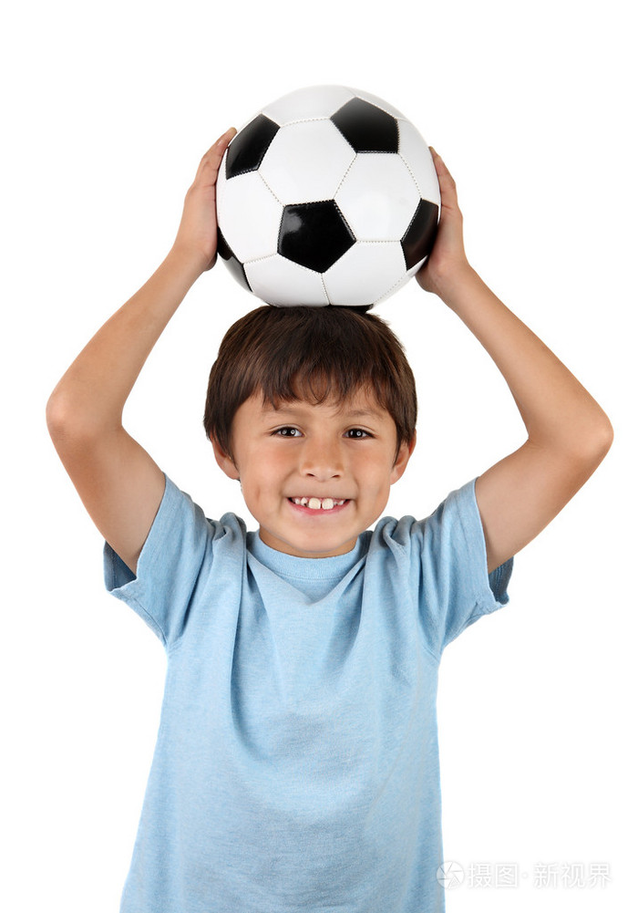 足球球在头上的男孩