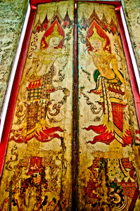 泰国画在寺庙的木制门上图片