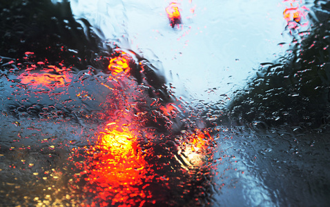 阴雨天气交通图片