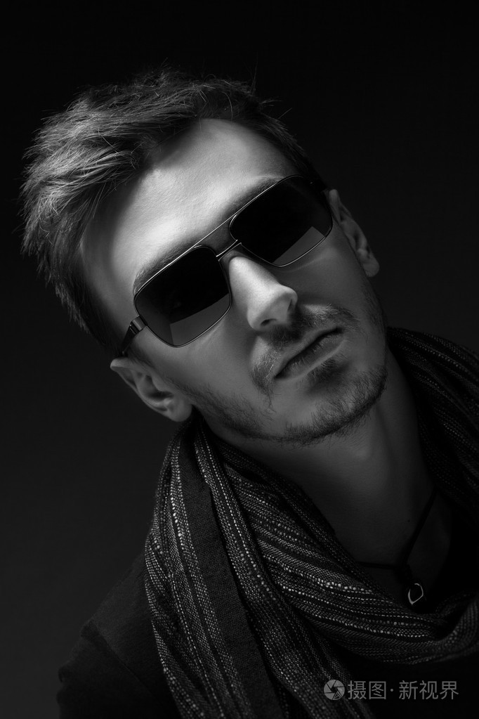 是帅哥戴着墨镜的肖像