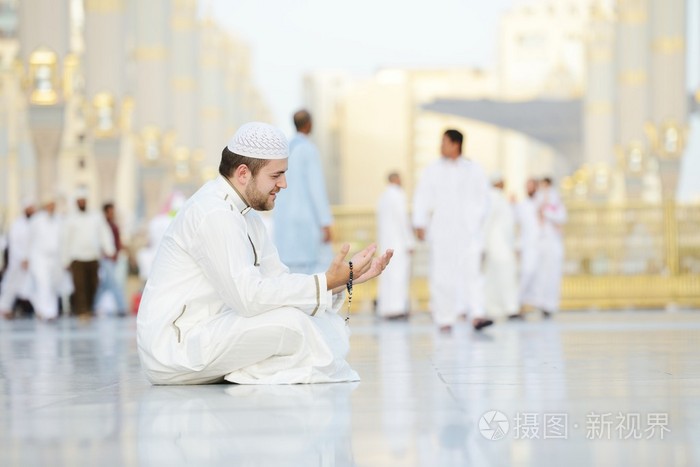在神圣的清真寺的穆斯林祈祷