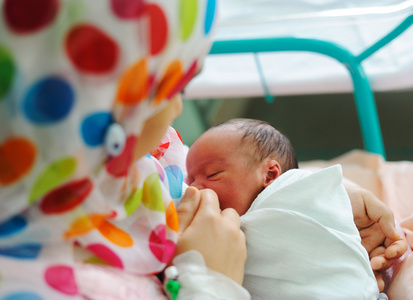 美丽新出生的婴儿在他母亲的手
