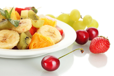 新鲜水果沙拉上板和孤立在白色的浆果