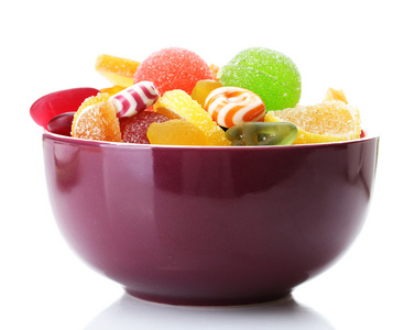 紫色隔离在白色的碗里的多彩果冻糖果