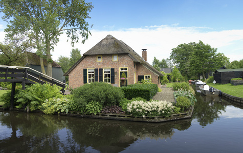 传统房子在 giethoorn，荷兰