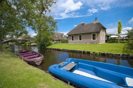 传统房子在 giethoorn，荷兰