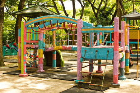 色彩缤纷的儿童游乐场图片
