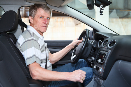 经验丰富的司机成熟白种男人坐在自己车内
