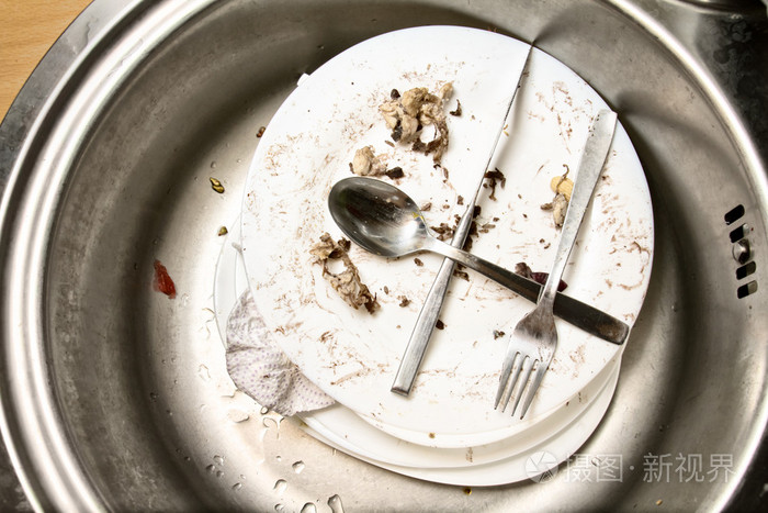 在水槽里的剩菜剩饭