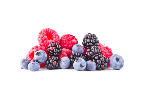 新鲜覆盆子黑莓和蓝莓水果