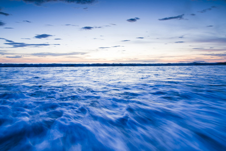 海与戏剧性波在夕阳中的风景