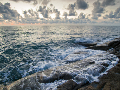 美丽的海景。海和日落时岩