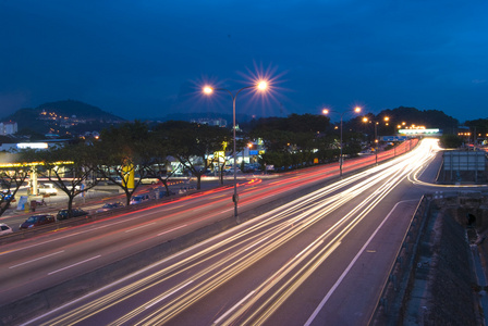 城市夜间交通与道路上的焦点