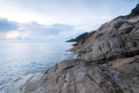 美丽的海景。海和岩石