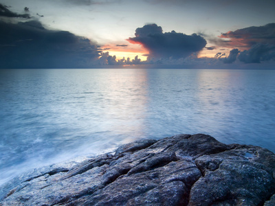 美丽的海景。海和日落时岩