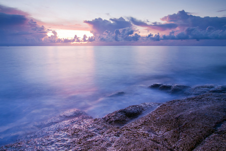 美丽的海景。海和日落时岩