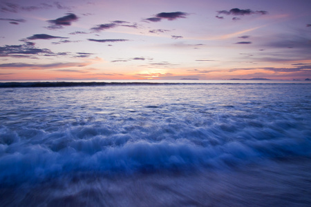 海与戏剧性波在夕阳中的风景