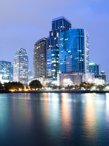 曼谷市市中心在晚上与反射的天际线，bangk