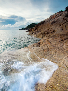 美丽的海景。海和岩石