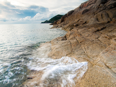 美丽的海景。海和岩石