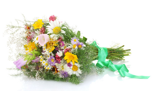 束美丽的玻璃花瓶,在蓝色背景上的木桌上明亮野花一束美丽的野花在