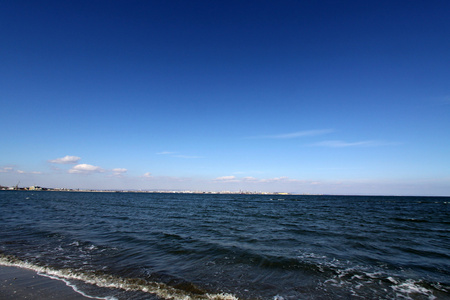 海沙滩和蓝色的天空