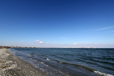 海沙滩和蓝色的天空