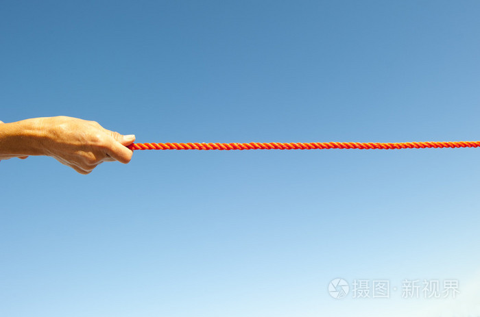 绳子的天空背景上紧紧抓住他的手