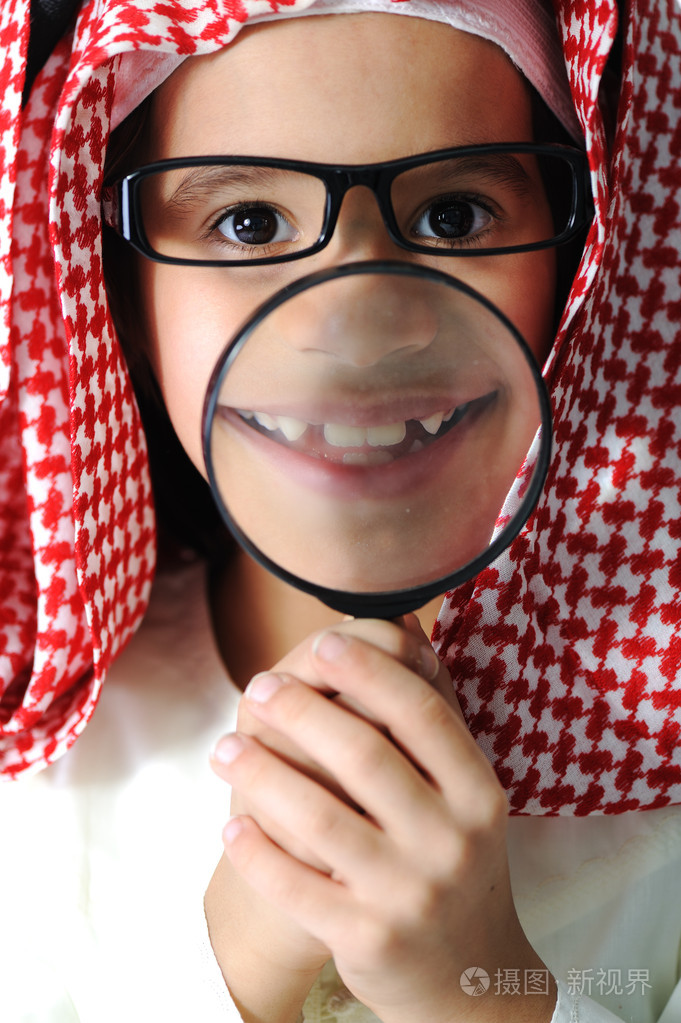 放大镜的阿拉伯文小小孩男孩