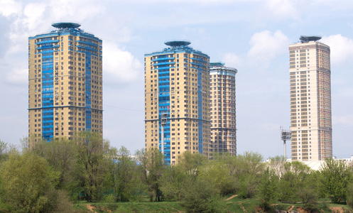 蓝蓝的天空云高现代公寓楼与城市景观