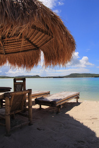 在印度尼西亚群岛海滩休息亭图片