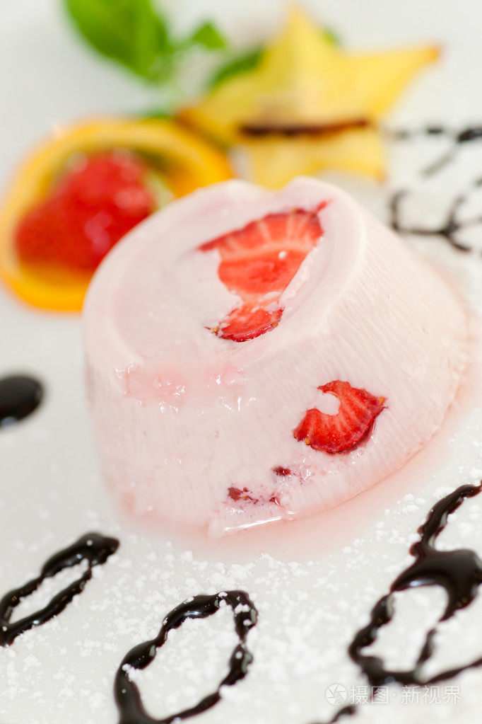 意大利甜点布丁在白板上的装饰着strawb
