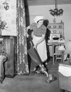 女人做家务用真空吸尘器