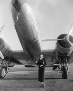 女人站在一架大型飞机向上看下