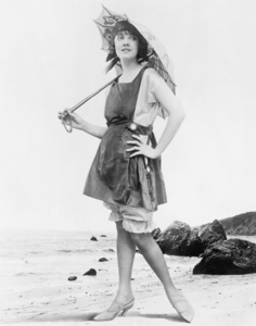 太阳伞和泳衣在海滩的女人