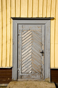 墙上的旧木质门