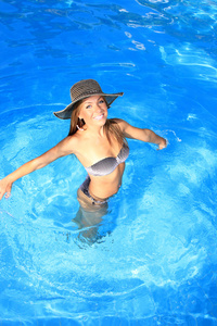 年轻女人享受一个游泳池