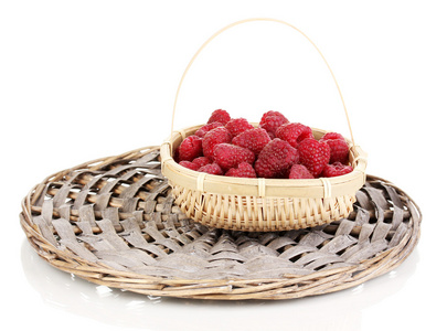 成熟树莓在篮子上白色隔离