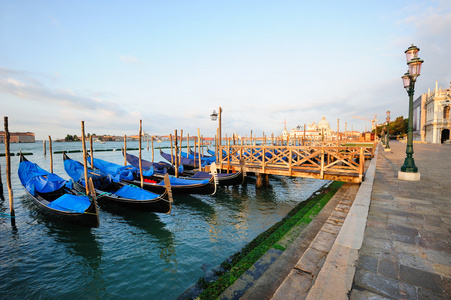 威尼斯人早晨风景与吊船