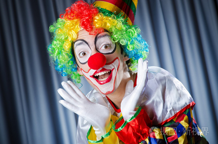 滑稽小丑在工作室拍摄